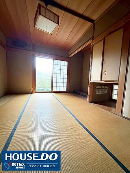 大きな窓から風情あるお庭の緑を愉しめる、落ち着きのある和室！床の間や収納も備わっており、お客様をお通しする客間としてはもちろん、ご家族の寝室や癒やしの空間にも最適です♪