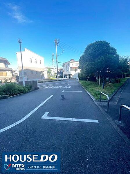 青空と緑が映える静かな前面道路!一方通行で交通量が少なく整備されているため、小さなお子様とのお散歩や日々の通学・通園も安心して歩ける環境です♪