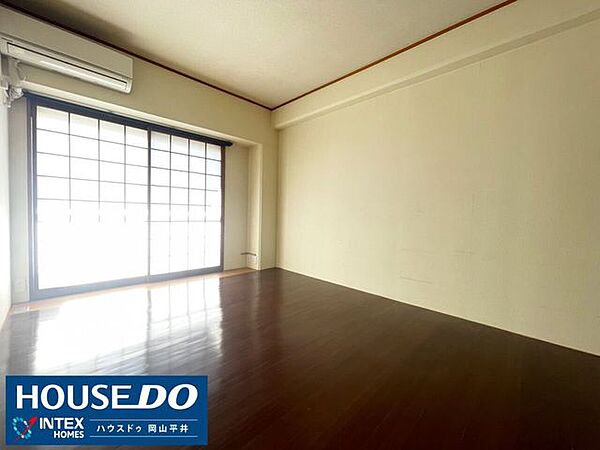 障子戸越しの柔らかい陽光が広がる落ち着いたお部屋！エアコン設置済みで一年中快適に過ごせます。お子様のお昼寝やホッと一息つく場所にぴったりですね♪