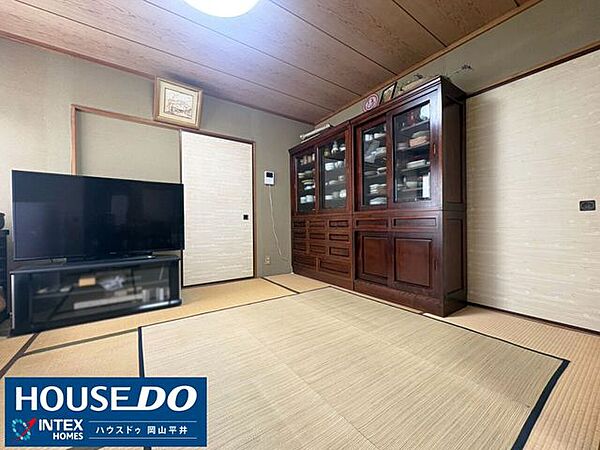 畳の香りに包まれる心地よい空間！お子様のちょっとしたお昼寝やおもちゃ遊びのスペースとしてはもちろん、家族みんなでゆったりゴロゴロ過ごす寛ぎの場に最適です♪