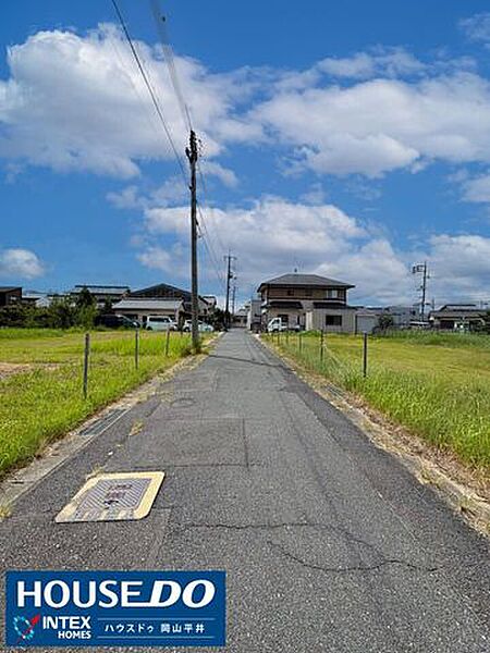 視界を遮るものがなく見通しの良い前面道路！見通しが良いのでお子様の登下校や毎日の車出しも安心・安全♪青空と自然を感じながら心地よく暮らせる住環境です！