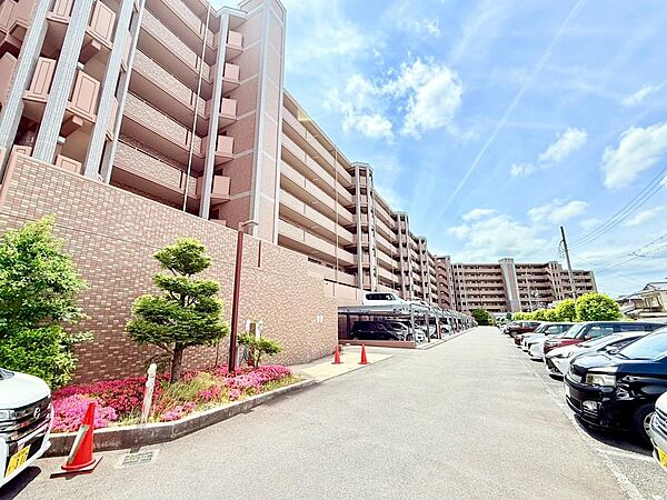 平成15年6月建築♪重厚なタイル張りの外観、広々エントランス♪