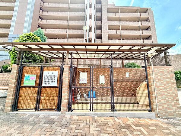 平成15年6月建築♪重厚なタイル張りの外観、広々エントランス♪