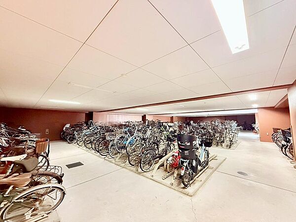 平成15年6月建築♪重厚なタイル張りの外観、広々エントランス♪