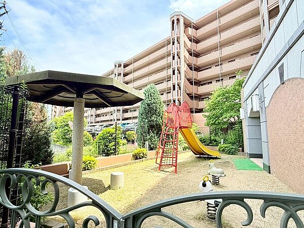 平成15年6月建築♪重厚なタイル張りの外観、広々エントランス♪