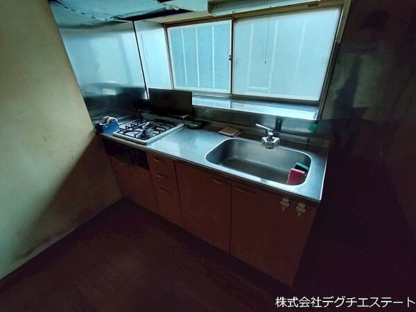 大きな窓から光を取り込める、作業スペースにゆとりのあるシステムキッチン。