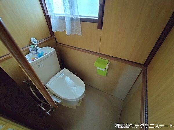木の温もりに包まれた、清潔感あふれる快適なトイレ空間。