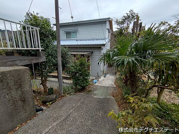 南国の植栽が彩り、リゾート感が漂う爽やかなアプローチ。