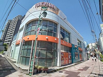 外観：駅徒歩圏の好立地。存在感のある佇まいと広大な延床面積を誇る大型邸宅。