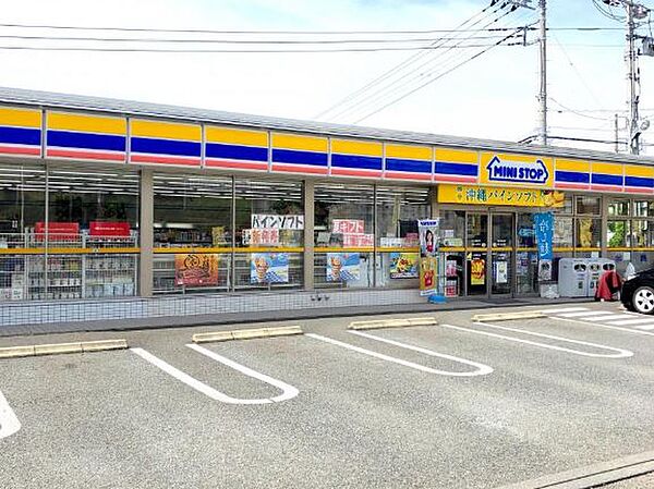 ミニストップ 富士石坂店（787m）