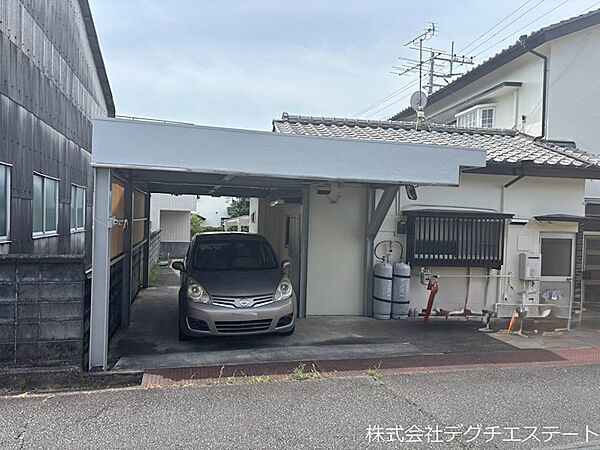 屋根のある駐車スペースもあります