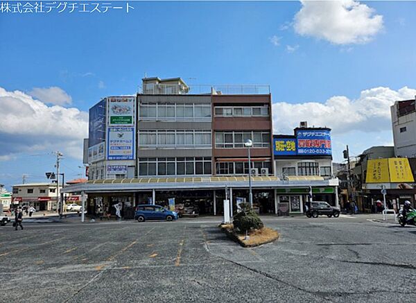 駅前エリアの利便性を享受する、開放感あふれるアプローチ。