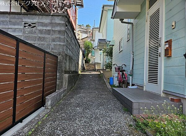 落ち着いた路地沿いに位置し、穏やかな暮らしを叶える玄関アプローチ。
