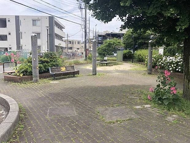 足立区立 扇いちょう公園遊具はないですが、自然があり静かで穏やかな時間を過ごすことのできる公園です。 140m