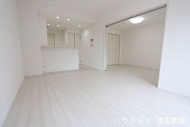 □13.1帖のリビング！全体的に白を基調としており、清潔感のある部屋です♪