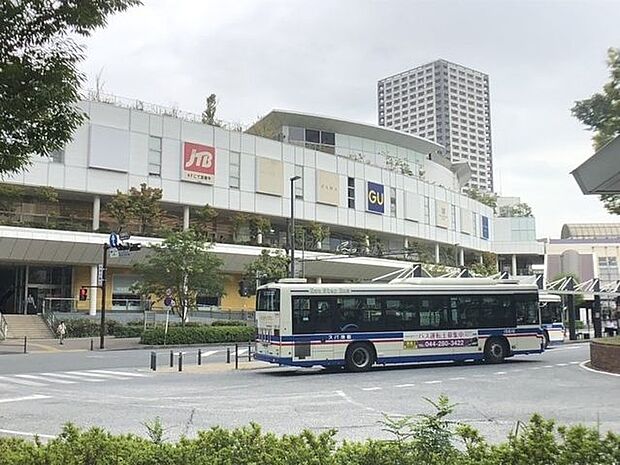 ラゾーナ川崎プラザラゾーナ川崎プラザは、JR川崎駅西口前の再開発地区「ラゾーナ川崎」に、2006年9月28日に開業したショッピングモール。 1030m