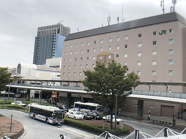 川崎駅JR京浜東北線、JR東海道線、JR南武線の駅である。駅東側は古くから繁華街としてにぎわい、西側は再開発により、大規模オフィスビルや「ラゾーナ川崎」などの大規模商業施設が並んでいる。 990m