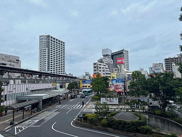 駅前からは羽田・成田空港やTDLへ直行バスも出ており、旅行や出張にも便利です。