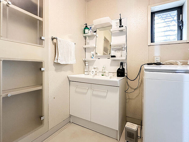 広々とした洗面所！壁に収納スペースも確保されていて使いやすい！