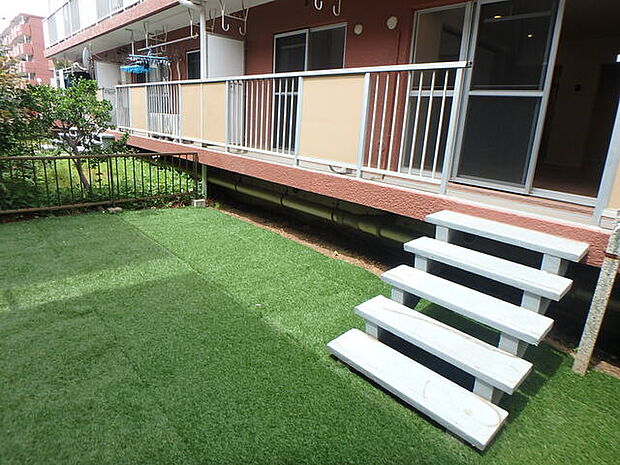 1階ならでの専用庭付きです人口芝設置済み、お子様のプールやガーデニングなど使い方は色々