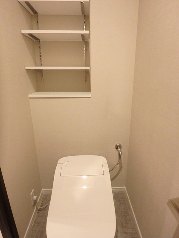 お掃除がしやすい一体型トイレ　背後に可動棚があります（ブレーカーはこちらにあります）