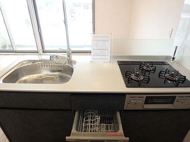 食洗機・浄水器・油跳ねガードパネルなど欲しい機能の揃ったキッチンです