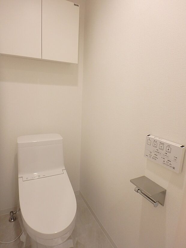 ウォッシュレットトイレ（壁付けリモコンタイプ）上部に棚もあります