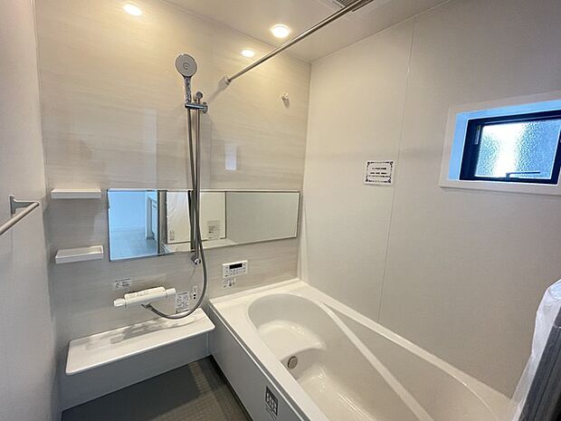 追い焚き・浴室乾燥機付きです ベンチ付浴槽は半身浴も楽しめます
