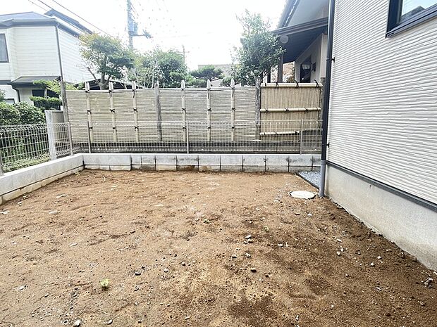 リビング前お庭スペース　お好きな植栽を楽しめます