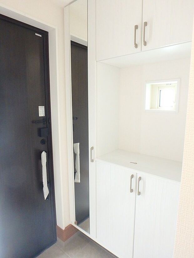 姿鏡付き、飾り棚としても楽しめるシューズクローゼット