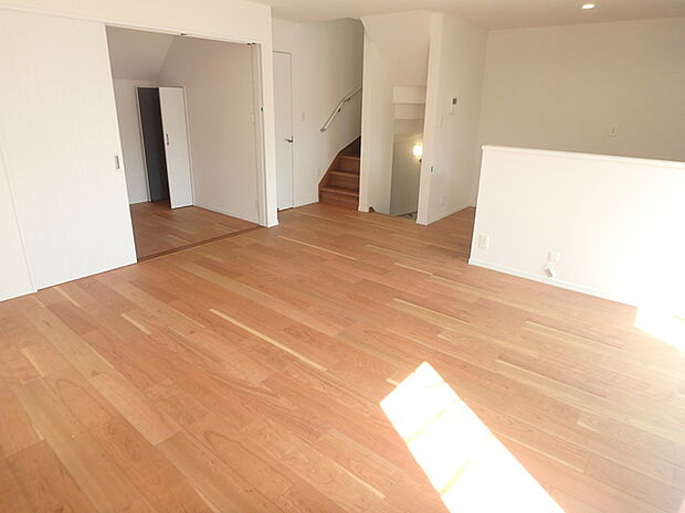 気持ちの良い日差しが差し込む2階17.5帖LDK