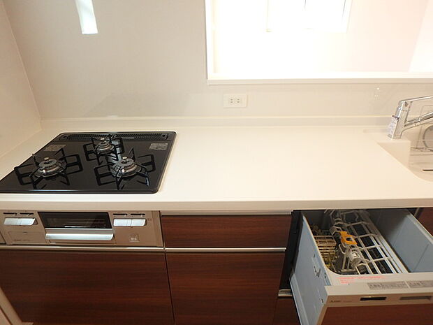 家事の味方食洗機付　作業台にコンセントもあり調理家電も使いやすい仕様