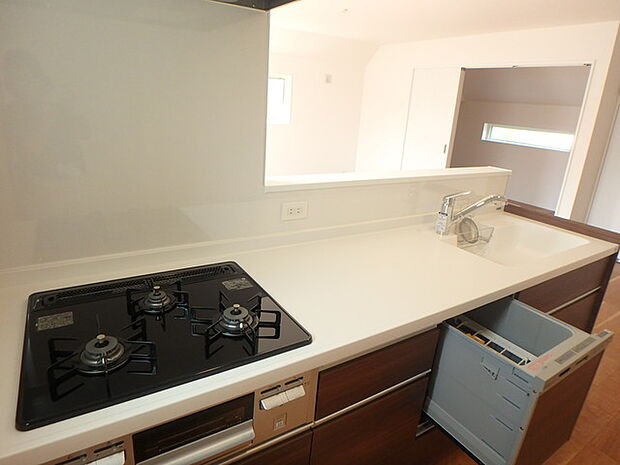 会話を楽しみながら家事出来る対面式キッチン　食洗機・浄水器付です