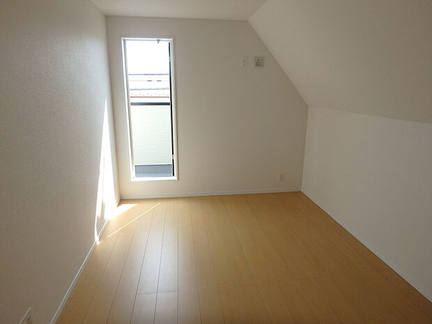 3階6.5帖洋室　こちらのお部屋からもバルコニーに出入り可