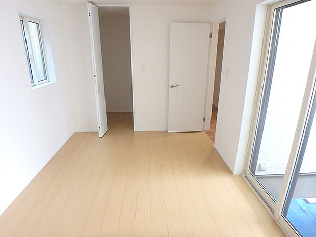 1階6.8帖洋室 WICのあるお部屋 リモコンで開閉できる電動シャッターです