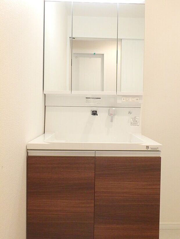 鏡裏にすっきり収納できるシャワー洗面化粧台