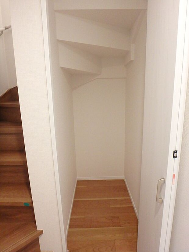 階段下空間を利用した奥行のある収納スペース
