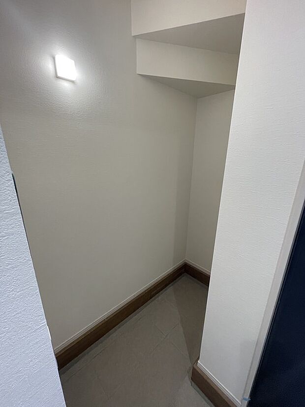 玄関土間収納　外用品を収納できます