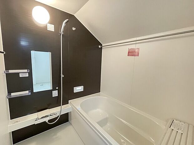 広々とした浴槽でゆったりご入浴いただけます　追い焚き・浴室乾燥機付きです