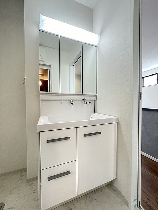 鏡裏にすっきり収納できるシャワー洗面化粧台