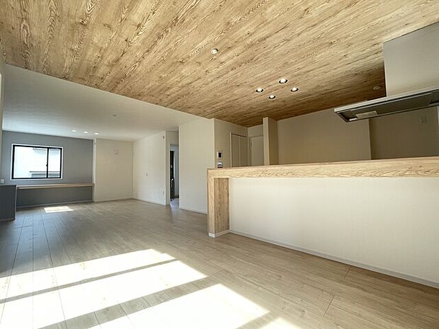 美しい木目のチェスナット採用、暖かみのあるLDK