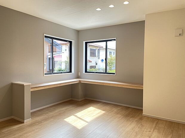 LDK内 自然採光のとれる窓際にカフェカウンター