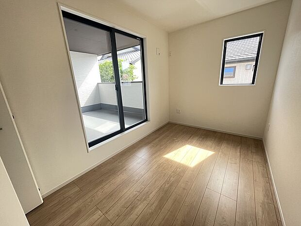 5帖洋室 こちらのお部屋と8帖洋室からバルコニーに出入りできます