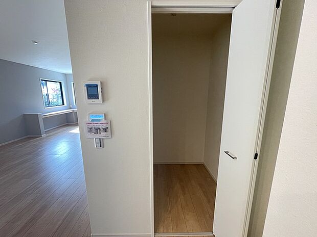 キッチン隣にWICあり インターホンもこちらです