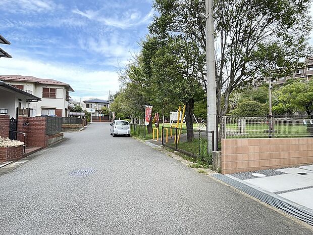隣地は公園です 緑が多く癒されます