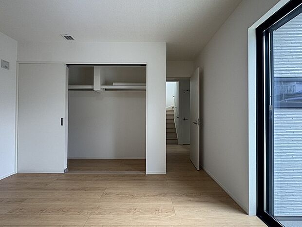 7.4帖洋室、収納たっぷりです