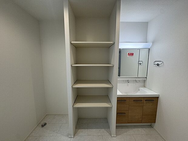 収納棚のある広々洗面室
