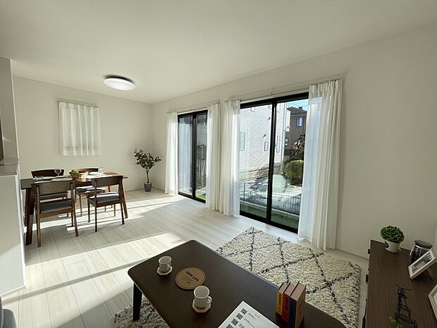 白を基調としており家具が映えます