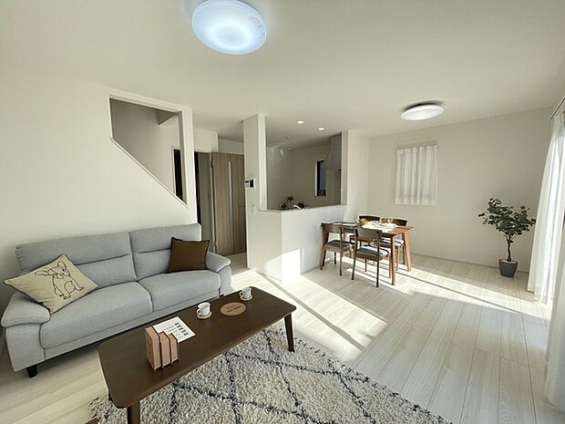 柔らかな日差しが差し込む14.75帖リビングダイニングキッチン