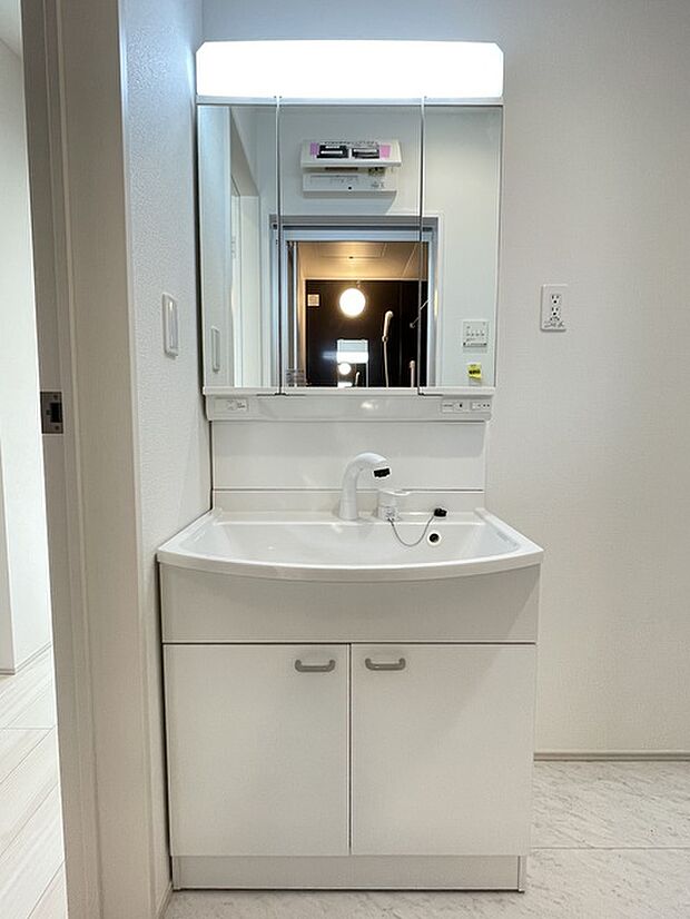 鏡裏収納できるシャワー洗面化粧台
